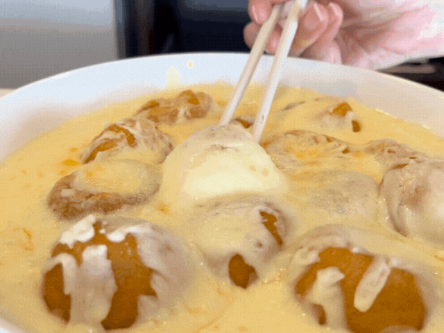 とろとろのチーズを持ち上げる様子